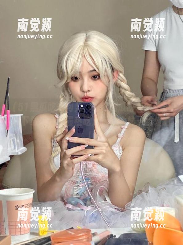 尝试51黑瓜吃料网苹果版下载，体验最热吃瓜信息，妹子也爱看！